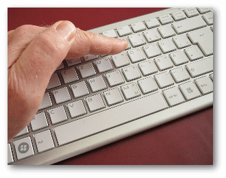 Hand verdeckt Tastatur